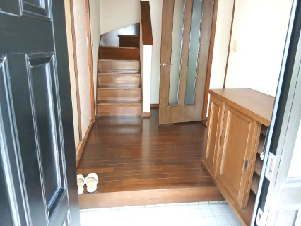 寄居町富田 中古戸建の玄関