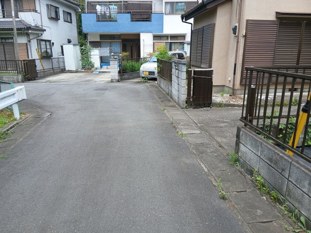 寄居町富田 中古戸建の前面道路含む現地写真|西側約4.2ｍ私道に約8.5ｍ接する