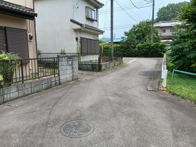 寄居町富田 中古戸建の前面道路含む現地写真|西側約4.2ｍ私道に約8.5ｍ接する