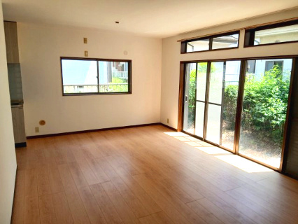 寄居町富田 中古戸建の居間・リビング|大きな窓ど2面採光で明るい通風良好なＬＤＫ