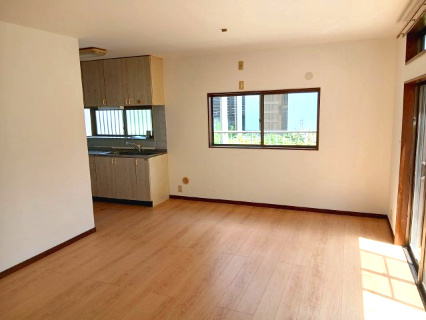 寄居町富田 中古戸建の居間・リビング|キッチン含めリフォーム済みで綺麗です
