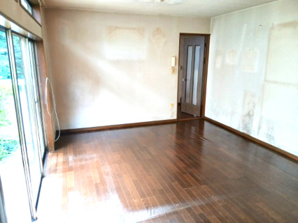 寄居町富田 中古戸建の居間・リビング