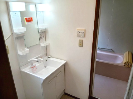 寄居町富田 中古戸建の独立洗面台|リフォーム済で綺麗な独立洗面台