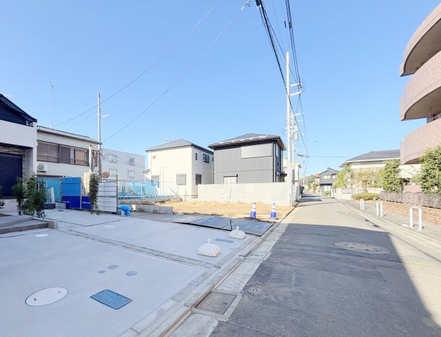 練馬区石神井台3丁目 全6棟 5号棟の前面道路含む現地写真|東側約5.0ｍ公道
開放感溢れる立地で陽当り風通し良好です
■西武池袋線「大泉学園」駅徒歩13分
　西武池袋線「石神井公園」駅徒歩19分
　バス11分「石神井団地入口」停歩4分
■バス便も充実！