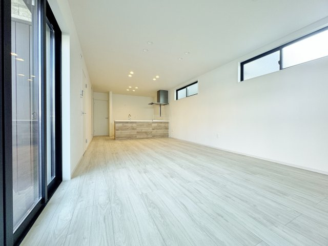 練馬区石神井台3丁目 全6棟 5号棟の居間・リビング|家の中心でもあるLDKは19帖の開放感
リビング+水回りを配した生活しやすい間取り
足元には床暖房を設置しています(5号棟)