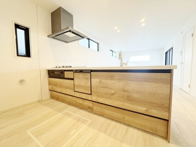 練馬区石神井台3丁目 全6棟 5号棟のキッチン|人気の対面キッチンはリビングを眺めながらお料理ができます
家事効率が上がるハイスペックなキッチン
タッチレス水栓、食器洗乾燥機が標準装備です(5号棟)