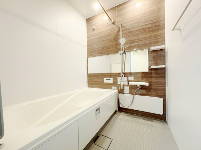 練馬区石神井台3丁目 全6棟 5号棟の浴室|木目調が美しい浴室
一坪タイプの浴室は足を伸ばしてゆっくりバスタイムを楽しめます
浴室換気乾燥機が標準装備です(5号棟)