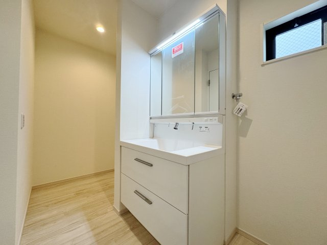 練馬区石神井台3丁目 全6棟 5号棟の独立洗面台|使いやすい三面鏡の洗面台
鏡裏やベースキャビネットなど収納が豊富なので水回りをキレイにお使い頂けます
広々とした洗面室はお子様との入浴に充分なスペースがございます(5号棟)