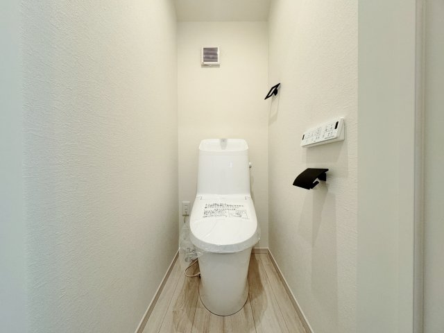 練馬区石神井台3丁目 全6棟 5号棟のトイレ|トイレは1階と2階それぞれに設置しているので忙しい朝にも便利です(5号棟)