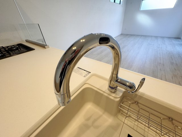 練馬区石神井台3丁目 全6棟 5号棟のキッチン|衛生的にお料理ができるタッチレス水栓を装備しています(5号棟)