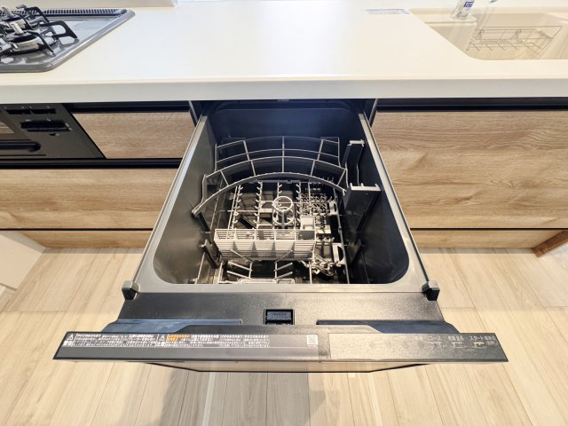 練馬区石神井台3丁目 全6棟 5号棟のキッチン|食後の片づけに便利な食器洗乾燥機が標準装備です 時間が有効活用でき、節水にもなります(5号棟)