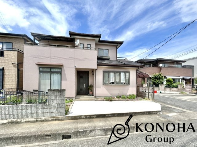 【中古戸建】伊勢崎市連取町の外観|■外観｜南側には広々としたお庭があり、駐車スペースもしっかり確保しています♪