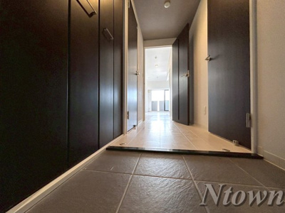 【玄関】 | GRANDUKE松原cuore | 明るい玄関です