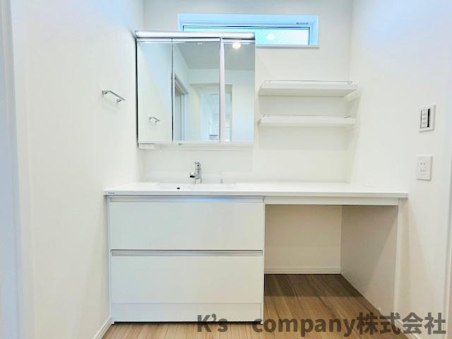 ◎藤沢市辻堂元町5丁目　新築戸建の独立洗面台|三面鏡の内側には小物収納が充実しています◇