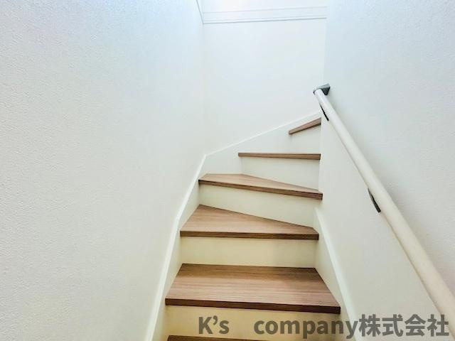 ◎藤沢市辻堂元町5丁目　新築戸建の内装|手すり付きの階段☆