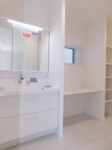 清須市西市場４丁目の新築一戸建の独立洗面台|◇洗面室◇　　カウンターと収納スペース完備！　