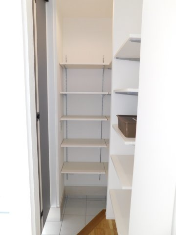 清須市西市場４丁目の新築一戸建の収納|◇シューズインクローク◇　　可動棚付きで靴やアウトドア用品などスッキリと片付きます！