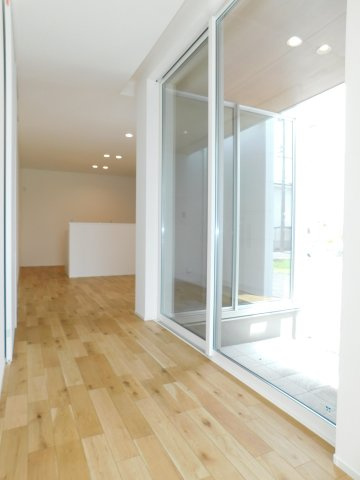 清須市西市場４丁目の新築一戸建のその他|◇リビング◇　　南面で明るく広いリビング２１．２帖　中庭へ出入りできます♪　