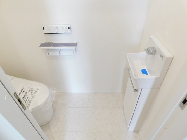 清須市西市場４丁目の新築一戸建のトイレ|◇トイレ◇　　シャワートイレ　手洗いカウンター付き