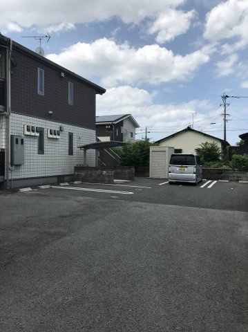 レジデンシア岩崎の駐車場|駐車場があるので、車を買う予定の方も安心です