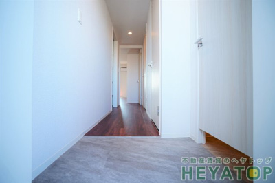 【玄関】 | ヴィルクレア桜山 | シューズインクローゼット付き玄関（同仕様写真）