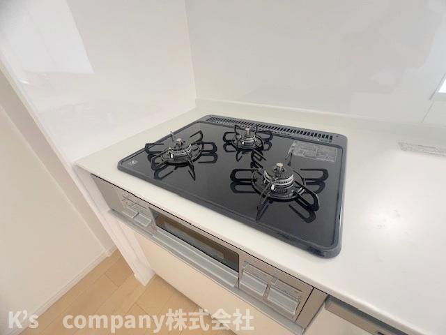 茅ヶ崎市茅ヶ崎　ディアハイム茅ヶ崎のキッチン|同時進行ができる3口コンロ♪