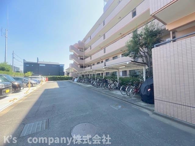 茅ヶ崎市茅ヶ崎　ディアハイム茅ヶ崎の外観|建物裏側駐輪場と駐車場スペース◇◇