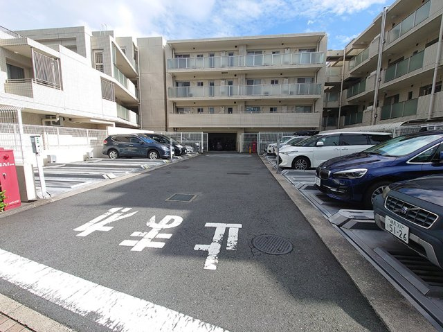 ディアプレイス中野野方の駐車場