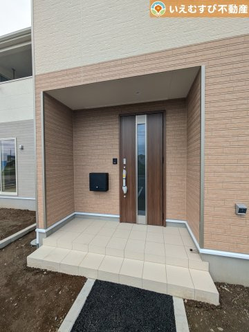 Cradle garden　深谷市武蔵野第2のエントランス|落ち着いた色づかいのエントランス
駐車場からアクセスの良いエントランス。雨の日や荷物が多くても安心の動線♪