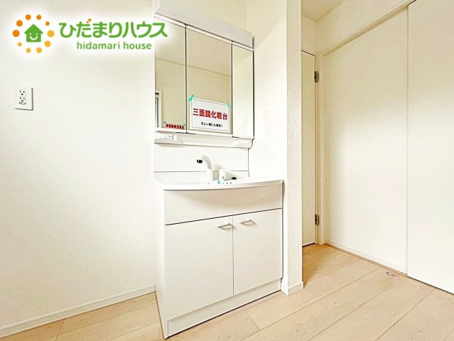 【独立洗面台】 | 笠間市平町第4　新築戸建　1号棟 | 大きな三面鏡の独立洗面。鏡の後ろは収納となっているのでスッキリと整理できます！
