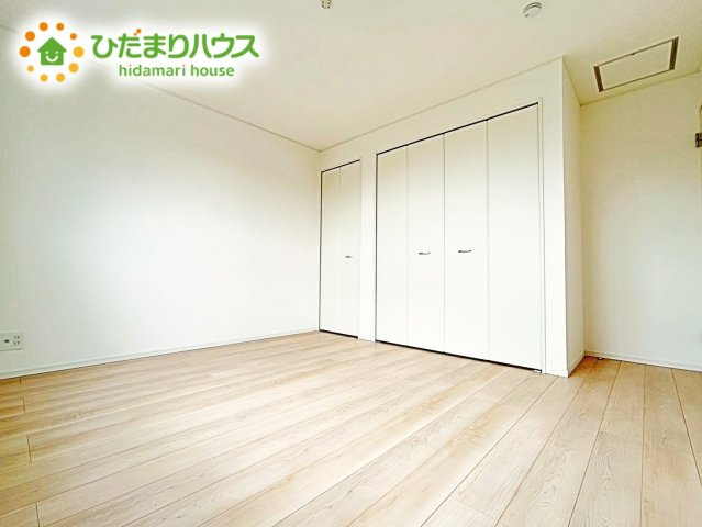 【寝室】 | 笠間市平町第4　新築戸建　1号棟 | 質の良い睡眠で一日の疲れを癒す空間で気持ちの良い一日のスタートを切ることができます。バルコニーへ出入りでき、洗濯物干しや布団干しもラクラクです。