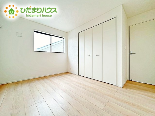 【洋室】 | 笠間市平町第4　新築戸建　1号棟 | 白い壁の洋室は、太陽の光だけでも十分明るく感じられますね