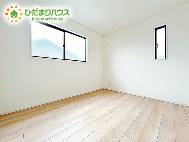 【洋室】 | 笠間市平町第4　新築戸建　1号棟 | 二面採光の設計で明るい時間帯は陽が入り、リラックス出来るお部屋となっています。