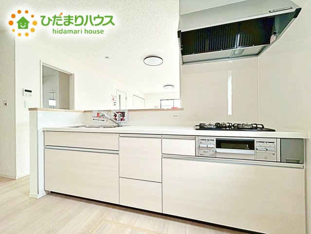 【キッチン】 | 笠間市平町第4　新築戸建　1号棟 | 3口コンロが嬉しいシステムキッチン♪広いシンクや作業台でお料理が捗ります♪