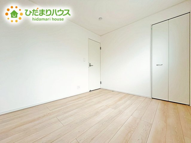 【洋室】 | 笠間市平町第4　新築戸建　1号棟 | 明るい陽光が差し込む洋室。白を基調とした爽やかな空間。