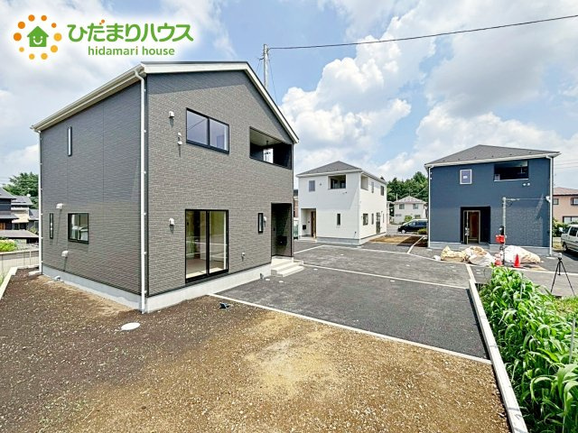 【外観】 | 笠間市平町第4　新築戸建　1号棟 | 繁華街のようなにぎやかさがないため、車の音や話し声が少なく、静かな生活を望む人に適している閑静な住宅地！