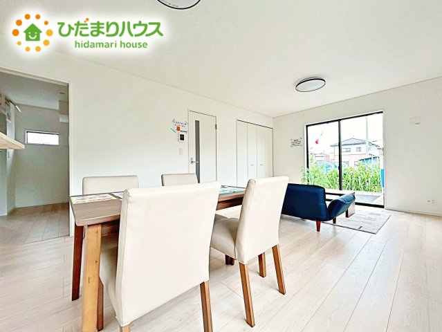 【居間・リビング】 | 笠間市平町第4　新築戸建　1号棟 | 自然と家族が集う、気持ちのいいリビング。二面採光となっており、いつでも気持ちのよい日差しが降り注ぎます。