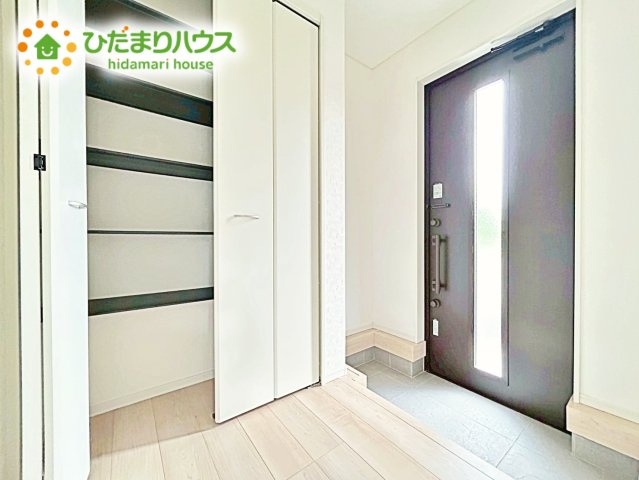 【玄関】 | 笠間市平町第4　新築戸建　1号棟 | 使い勝手の良い大きなシューズボックス☆乱雑になりがちな玄関をスッキリ見せてくれます！