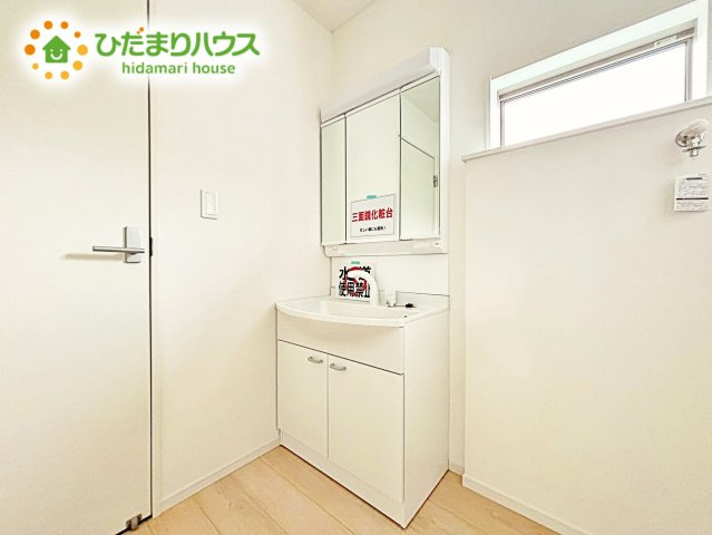 【独立洗面台】 | 笠間市平町第4　新築戸建　2号棟 | 大きな三面鏡の独立洗面。鏡の後ろは収納となっているのでスッキリと整理できます！