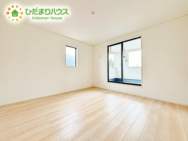 【寝室】 | 笠間市平町第4　新築戸建　2号棟 | 壁紙はシンプルで清潔なホワイトで統一しています。朝の光をたっぷり浴びながら一日をスタート！目覚めは明るくあたたかな場所で。
