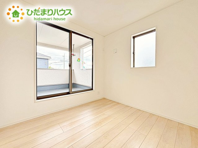 【洋室】 | 笠間市平町第4　新築戸建　2号棟 | バルコニーに面している居室なので、自然と光が差し込みます。