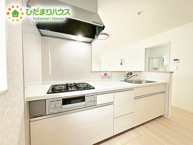 【キッチン】 | 笠間市平町第4　新築戸建　2号棟 | 3口コンロが嬉しいシステムキッチン♪広いシンクや作業台でお料理が捗ります♪