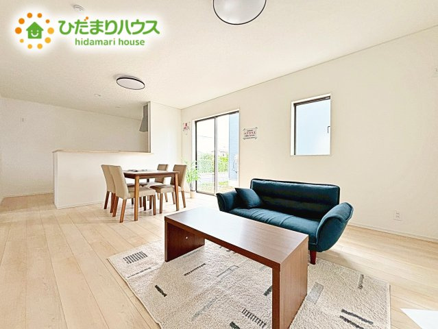 【居間・リビング】 | 笠間市平町第4　新築戸建　2号棟 | 開放感あるLDKを確保！家族が集まるリビングはゆったり過ごしリフレッシュする場として居心地の良い空間にしたいですね。