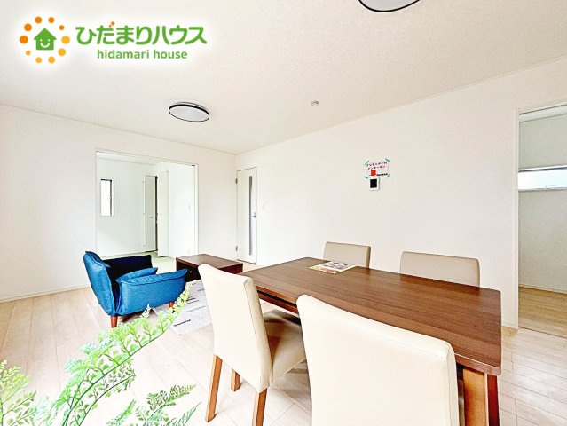 【居間・リビング】 | 笠間市平町第4　新築戸建　2号棟 | 自然と家族が集う、気持ちのいいリビング。二面採光となっており、いつでも気持ちのよい日差しが降り注ぎます。