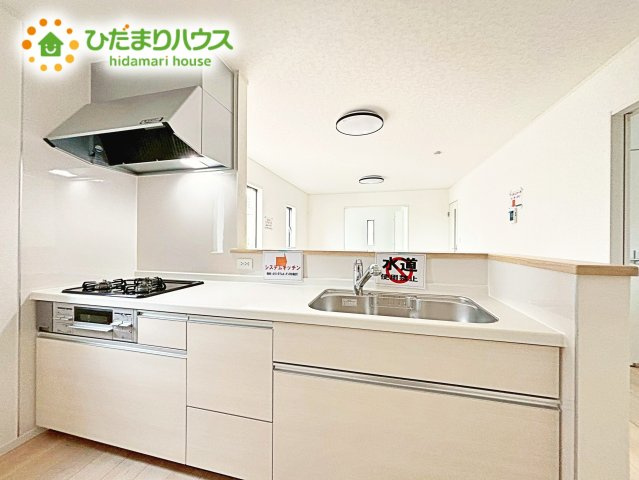 【キッチン】 | 笠間市平町第4　新築戸建　2号棟 | 広々として使い勝手のよい明るく開放的なキッチン