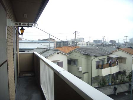 和泉市池上町２丁目のハイツのバルコニー|バルコニーからの眺めを楽しみながら食事をしませんか