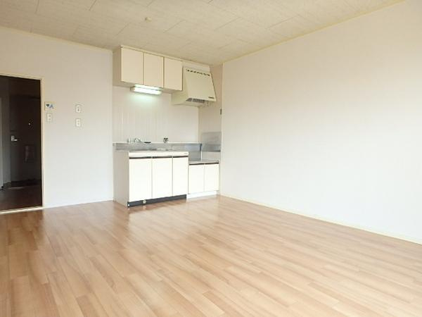和泉市池上町２丁目のハイツの居間・リビング|使いやすい居間です