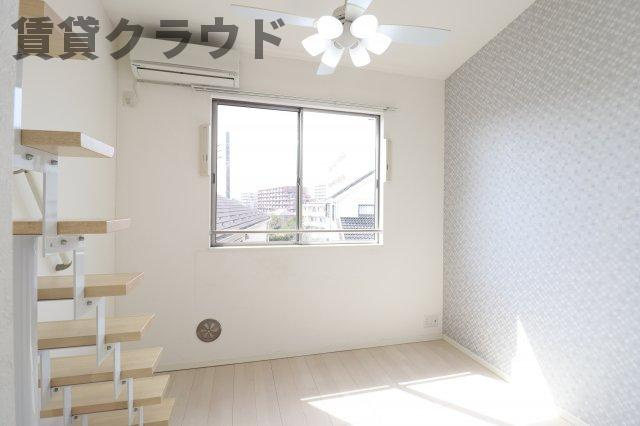 エヴァンコートⅣの居間・リビング|アクセントクロスがシンプルながら清潔感のあるお部屋にしてくれます♪