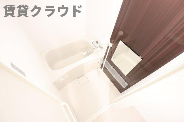 エヴァンコートⅣの浴室|落ち着いた色合いのアクセントパネスが特徴のお風呂です！