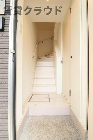 エヴァンコートⅣの玄関|玄関を開けると階段！これなら訪問者が来てもお部屋が見えることがないですね！